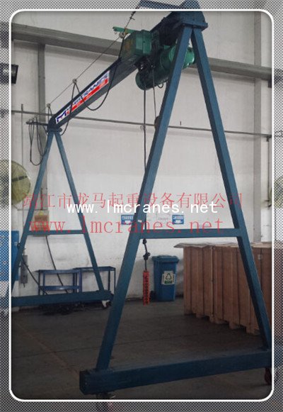 简易<a href='http://www.lmcranes.net/a/3/gongyeqizhongji/2015/0617/487.ht' target='_blank'><u>门式起重机</u></a>