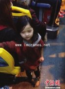 <b>“赤脚拿铁链乘公交女孩”在江西九江被找到.|悬臂吊</b>