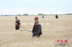 <b>顿涅茨克民兵称周末收集马航波音客机碎片27袋|旋臂吊</b>